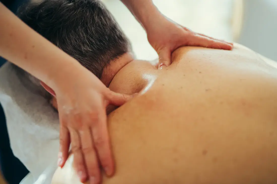 Manuel massage af nakke og øvre ryg.