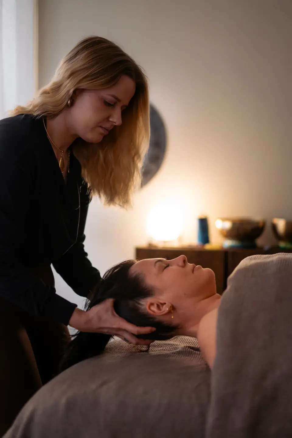 Alexandra arbejder omkring nakke og baghoved hos manualtherapies på Frederiksberg.