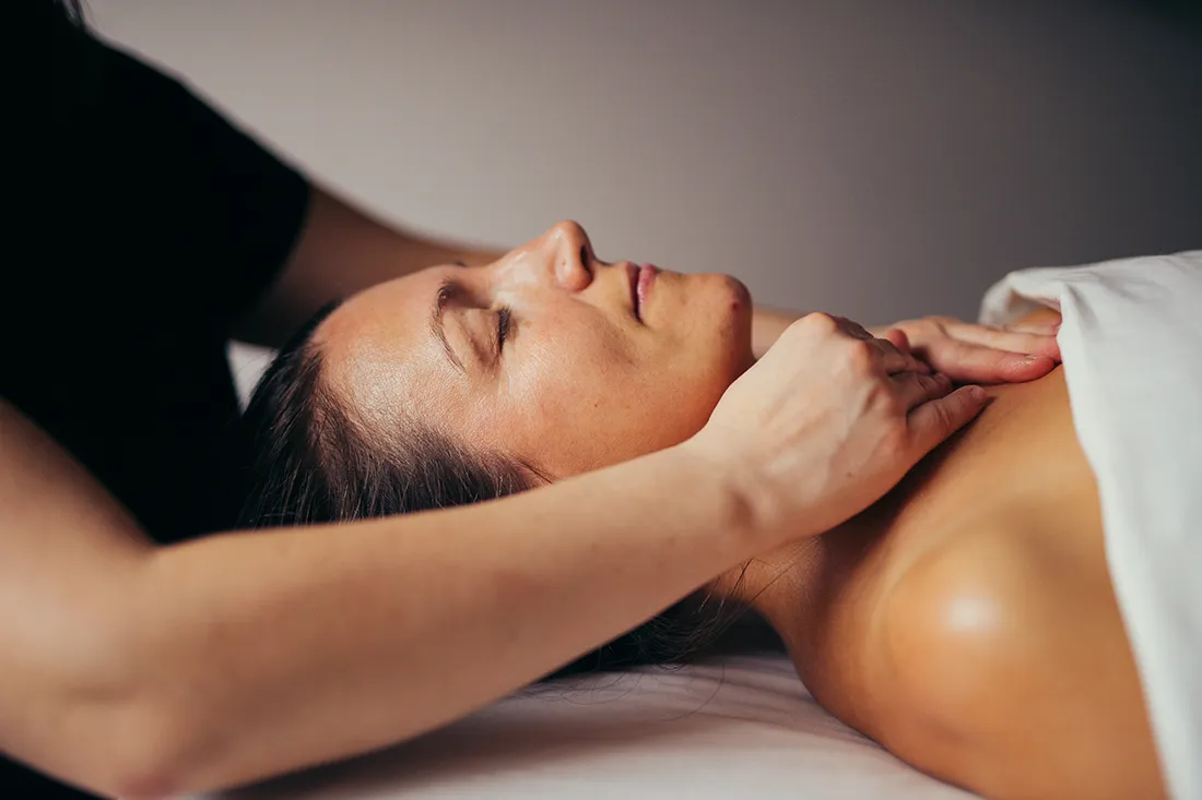 Terapeut udfører Japansk Lifting for at afspænde musklerne og reducere stress.