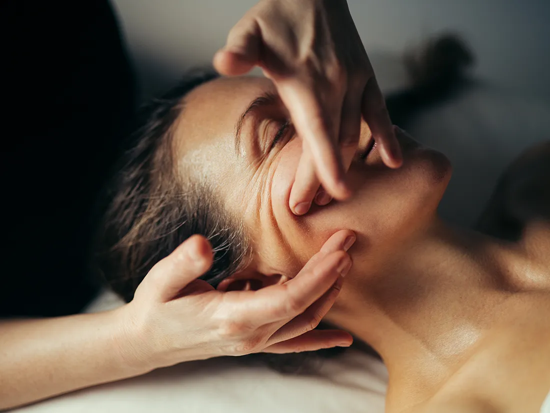 Terapeut udfører Japansk Lifting massage for at forbedre hudens elasticitet og struktur.